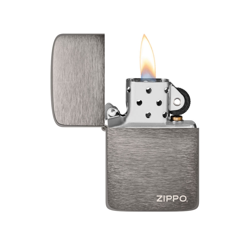 płomień z zapalniczki zippo w szczotkowanej metalowej obudowie