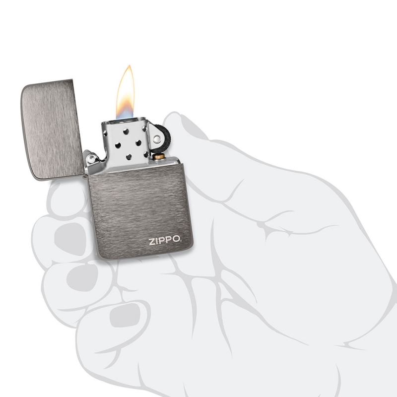 zapalniczka zippo 1941 black ice logo wpasowana w dłoń