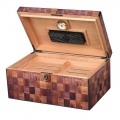 otwarty drewniany  humidor w pięknym malowaniu szachownicy