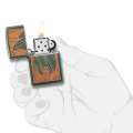 Zapalniczka Zippo Woodchuck Flame Emblem 60004754 w dłoni