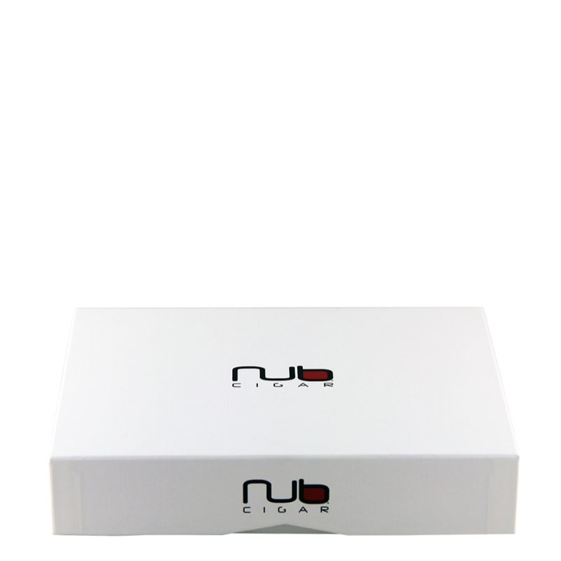 eleganckie białe pudełko z logiem marki cygarowej nub