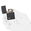 czarna zapalniczka benzynowa Zippo z małą grafiką fajki czarna zapalniczka benzynowa Zippo z małą grafiką fajki