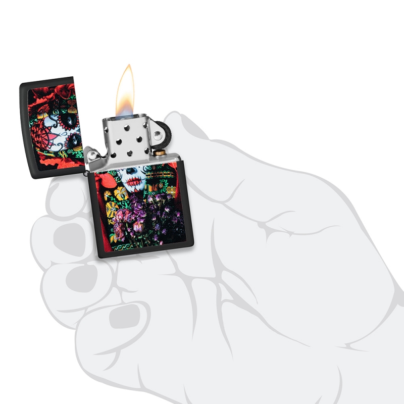 Zippo Sugar Skull Woman Design w ręku