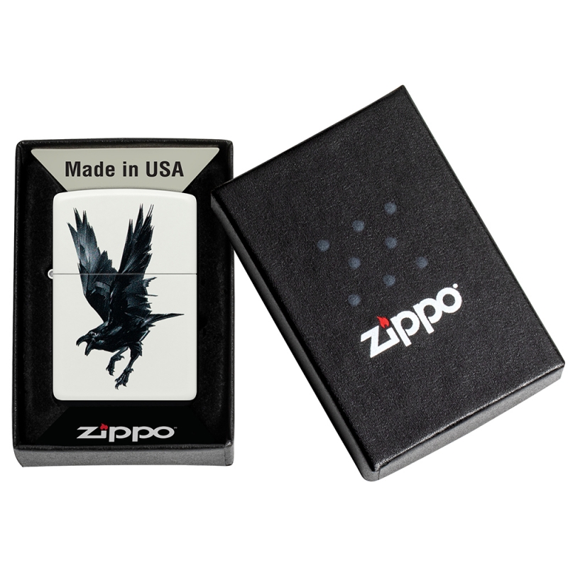 pudełko z zapalniczką Zippo Raven Design w środku