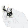 Zippo Sugar Skull and Roses Design w dłoni odpalona