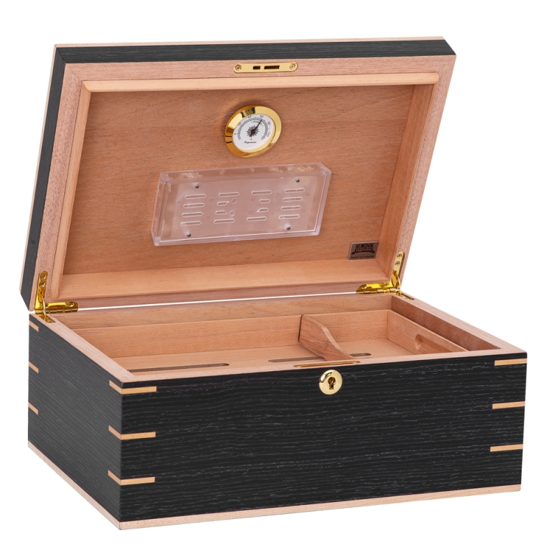otwarty humidor z widocznym higrometrem i nawilżaczem