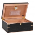 otwarty humidor z widocznym higrometrem i nawilżaczem