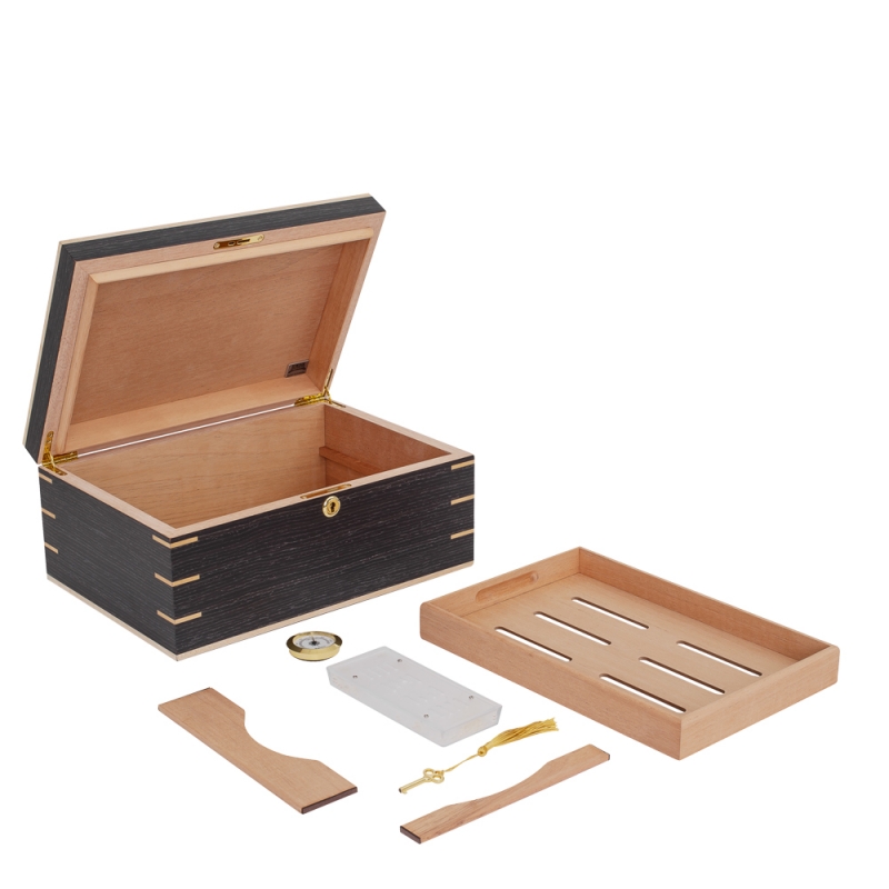 humidor z cedrową tacką oraz akcesoriami