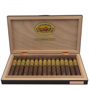 zawartość pudełka od La Aurora Hors D'Age 2023 Toro