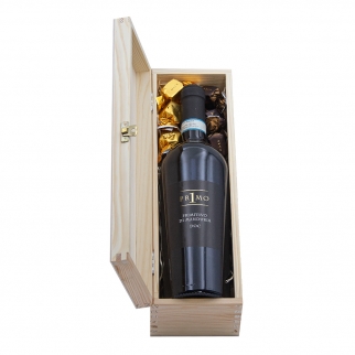 wytrawne czerwone wino Pr1mo z czekoladkami w małej skrzynce