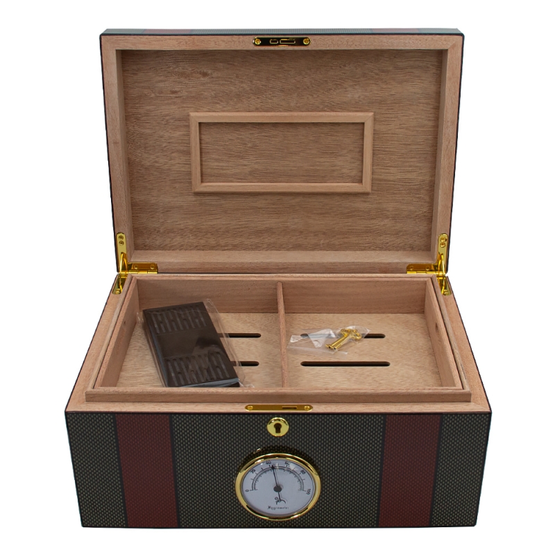 otwarty humidor na ponad 40 cygar z nawilżaczem w środku otwarty humidor na ponad 40 cygar z nawilżaczem w środku