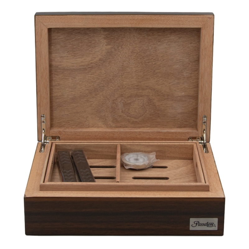 otwarty humidor na około trzydzieści cygar z higrometrm i nawilżaczem w środku otwarty humidor na około trzydzieści cygar z higrometrm i nawilżaczem w środku