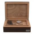 otwarty humidor na około trzydzieści cygar z higrometrm i nawilżaczem w środku otwarty humidor na około trzydzieści cygar z higrometrm i nawilżaczem w środku