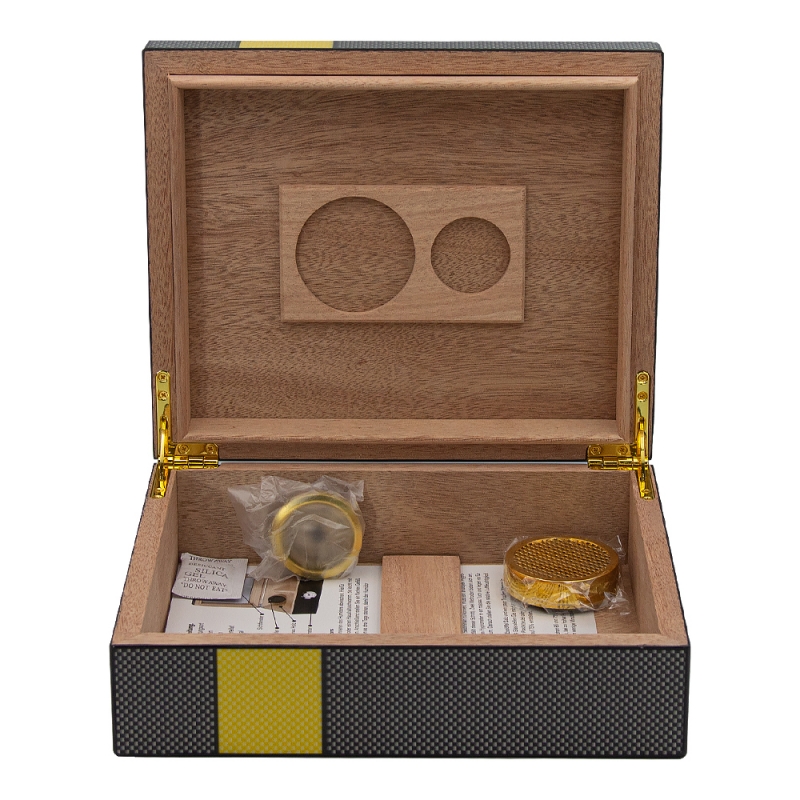 otwarty humidor w kolorze szarego karbonu z żółtym pasem otwarty humidor w kolorze szarego karbonu z żółtym pasem