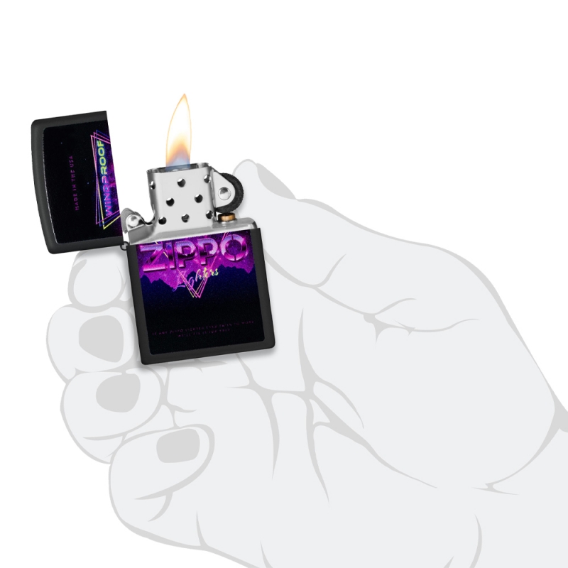 ręka trzymająca zapalniczkę Zippo z neaonowym napisem ZIPPO ręka trzymająca zapalniczkę Zippo z neaonowym napisem ZIPPO