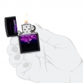 ręka trzymająca zapalniczkę Zippo z neaonowym napisem ZIPPO ręka trzymająca zapalniczkę Zippo z neaonowym napisem ZIPPO