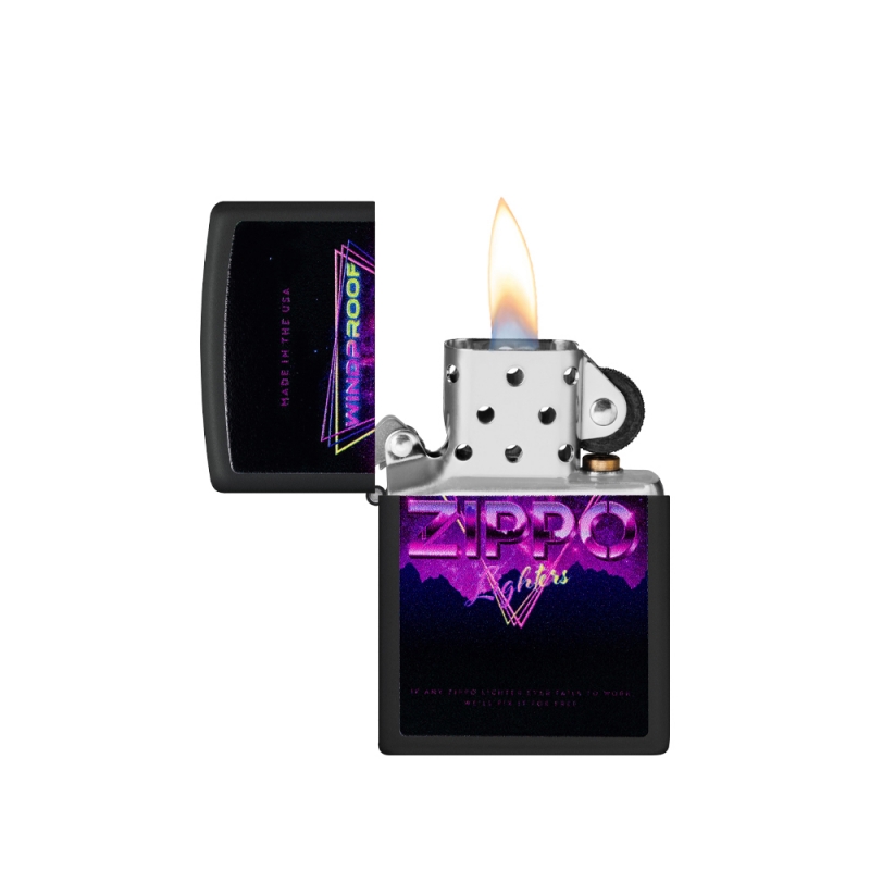 otwarta zapalniczka Zippo w kolorze czerni i fioletu otwarta zapalniczka Zippo w kolorze czerni i fioletu