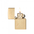 odpalona zapalniczka Zippo w złotym kolorze odpalona zapalniczka Zippo w złotym kolorze