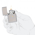 zapalniczka benzynowa Zippo w dłoni ze złotymi liniami zapalniczka benzynowa Zippo w dłoni ze złotymi liniami
