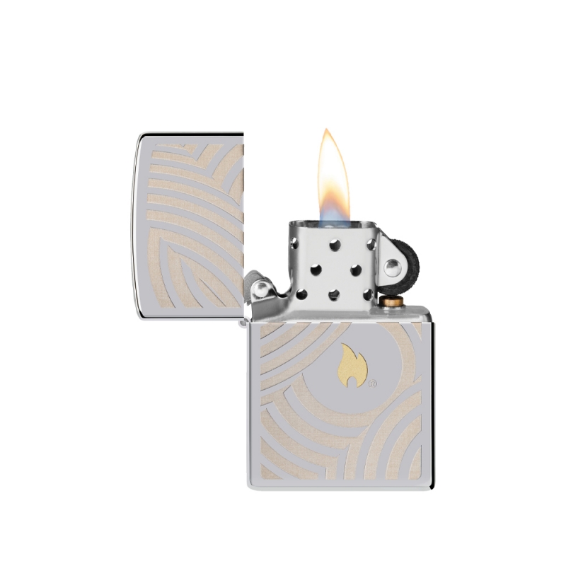 odpalona zapalniczka benzynowa Zippo w srebrnym kolorze odpalona zapalniczka benzynowa Zippo w srebrnym kolorze