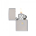 odpalona zapalniczka benzynowa Zippo w srebrnym kolorze odpalona zapalniczka benzynowa Zippo w srebrnym kolorze