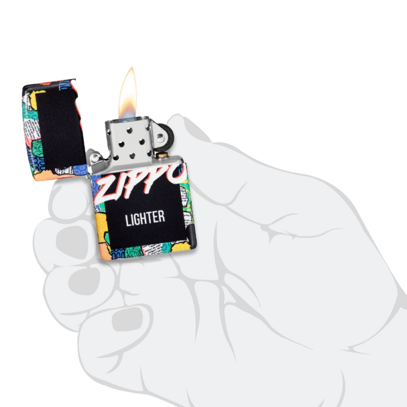 zapalniczka Zippo w dłoni z czarnym środkiem i napisem ZIppo zapalniczka Zippo w dłoni z czarnym środkiem i napisem ZIppo