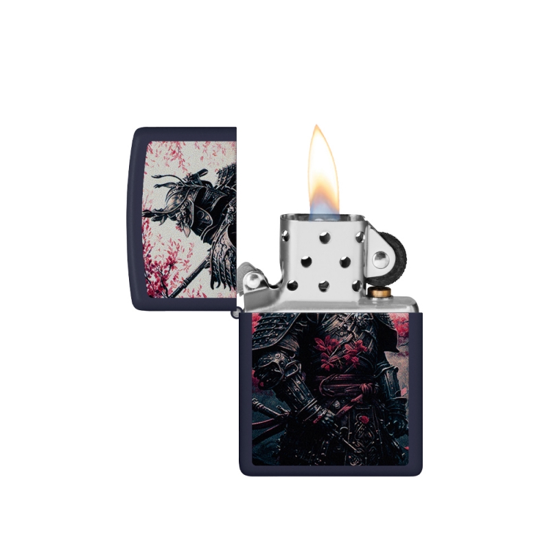 odpalona zapalniczka benzynowa ZIppo z ilustracją samuraja odpalona zapalniczka benzynowa ZIppo z ilustracją samuraja