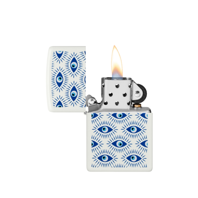 odpalona zapalniczka Zippo w białym kolorze na benzynę odpalona zapalniczka Zippo w białym kolorze na benzynę