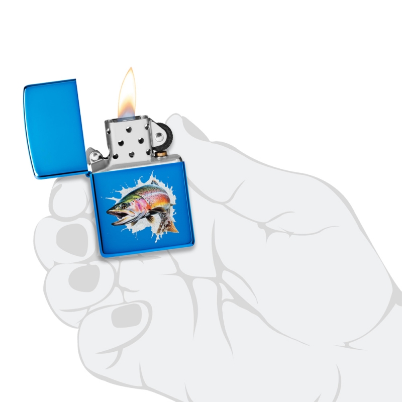 dłoń trzymająca zapalniczkę benzynową Zippo z ilustracją skaczącej ryby dłoń trzymająca zapalniczkę benzynową Zippo z ilustracją skaczącej ryby