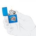 dłoń trzymająca zapalniczkę benzynową Zippo z ilustracją skaczącej ryby dłoń trzymająca zapalniczkę benzynową Zippo z ilustracją skaczącej ryby
