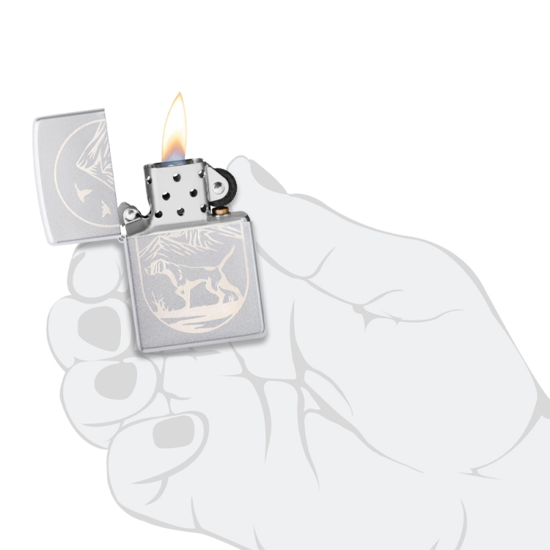 srebrna zapalniczka Zippo z ilustracją psa i góry w białym kolorze srebrna zapalniczka Zippo z ilustracją psa i góry w białym kolorze