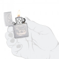 srebrna zapalniczka Zippo z ilustracją psa i góry w białym kolorze srebrna zapalniczka Zippo z ilustracją psa i góry w białym kolorze