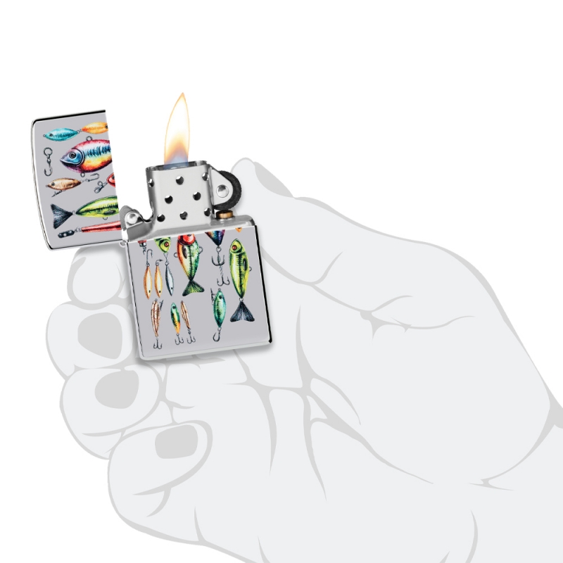zapalniczka benzynowa Zippo w dłoni z ilustracją różnych gatunków ryb zapalniczka benzynowa Zippo w dłoni z ilustracją różnych gatunków ryb