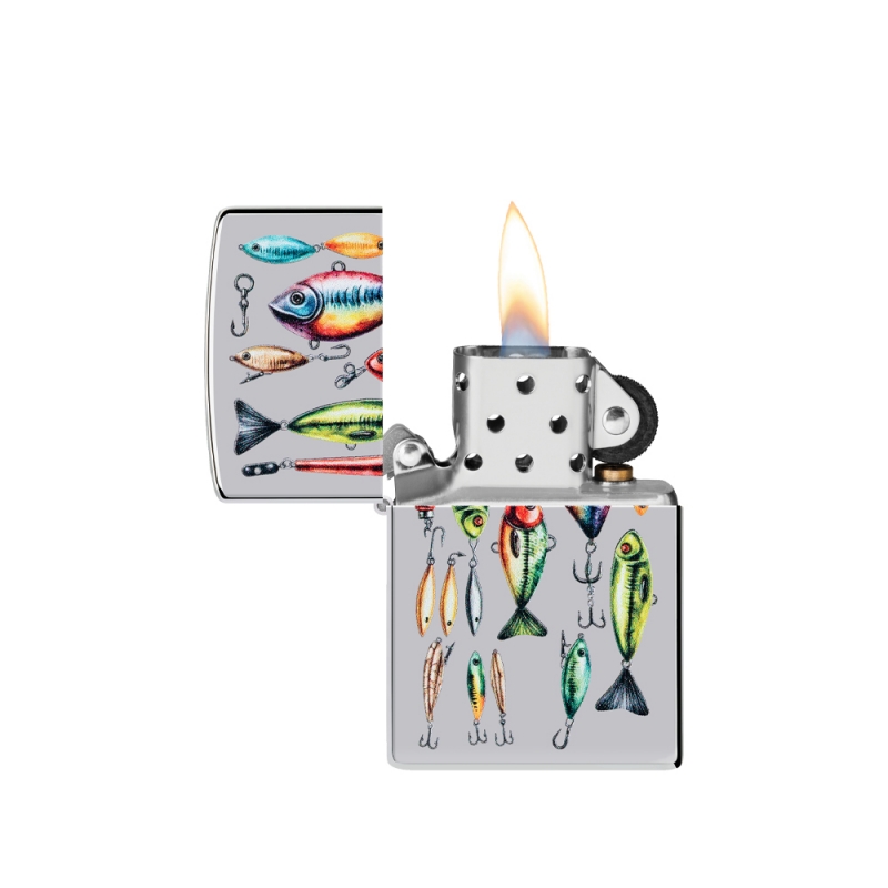odpalona zapalniczka Zippo z systemem windproof w srebrnym kolorze odpalona zapalniczka Zippo z systemem windproof w srebrnym kolorze