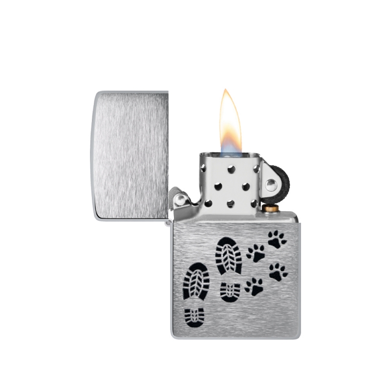 odpalona zapalniczka Zippo z grafiką odcisku butów i psich łap odpalona zapalniczka Zippo z grafiką odcisku butów i psich łap