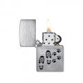 odpalona zapalniczka Zippo z grafiką odcisku butów i psich łap odpalona zapalniczka Zippo z grafiką odcisku butów i psich łap