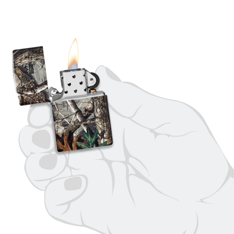 dłoń trzymająca zapalniczkę zippo która jest odpalona dłoń trzymająca zapalniczkę zippo która jest odpalona