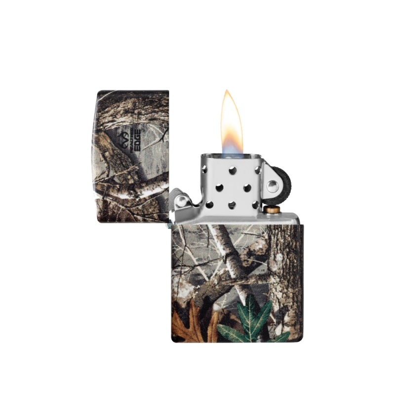 odpalona zapalniczka Zippo niemożliwa do znalezienia w lesie odpalona zapalniczka Zippo niemożliwa do znalezienia w lesie