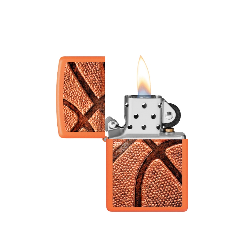 odpalona zapalniczka Zippo z ilustracją zbliżonej piłki do koszykówki odpalona zapalniczka Zippo z ilustracją zbliżonej piłki do koszykówki