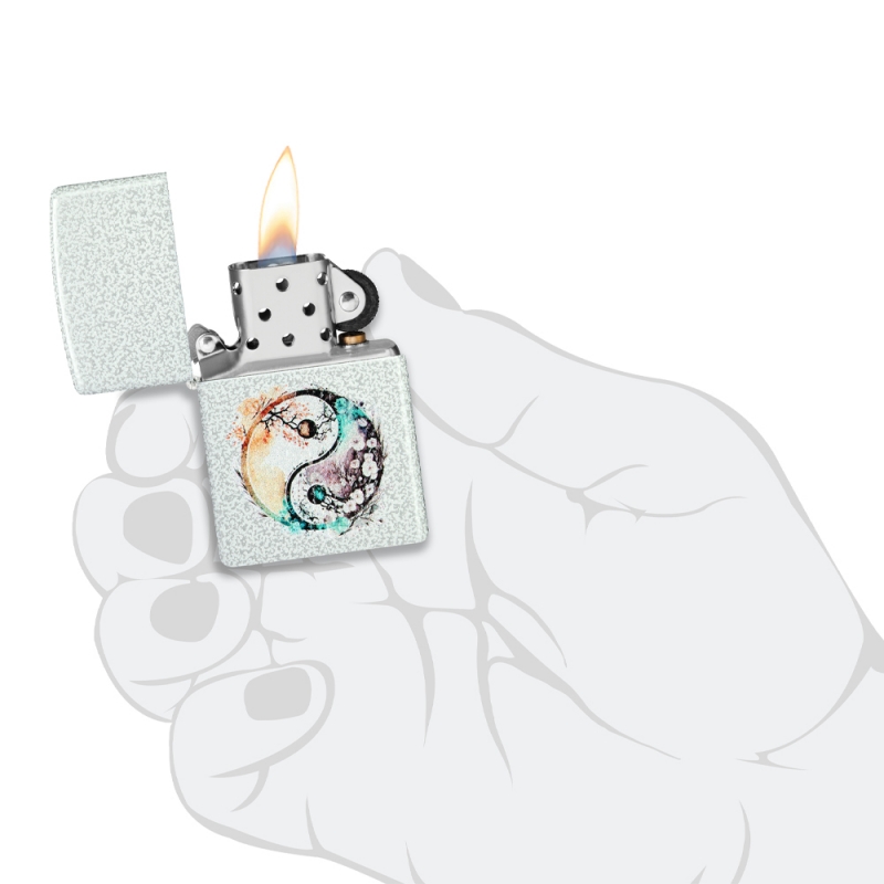 dłoń trzymająca oryginalną benzynową zapalniczkę Zippo dłoń trzymająca oryginalną benzynową zapalniczkę Zippo