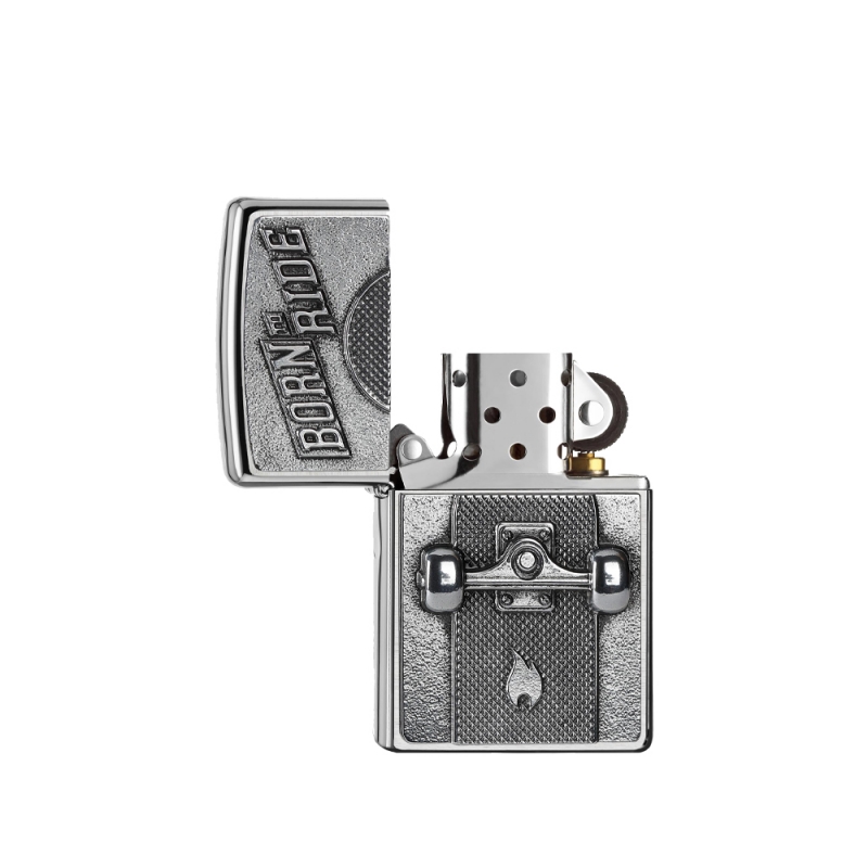 otwarta zapalniczka Zippo w kolroze srebrnym z ilustracją skateboardu otwarta zapalniczka Zippo w kolroze srebrnym z ilustracją skateboardu
