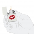 dłoń trzymająca zapalniczkę Zippo z grafiką pocałunku dłoń trzymająca zapalniczkę Zippo z grafiką pocałunku