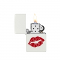 odpalona zapalniczka benzynowa Zippo w białym kolorze odpalona zapalniczka benzynowa Zippo w białym kolorze