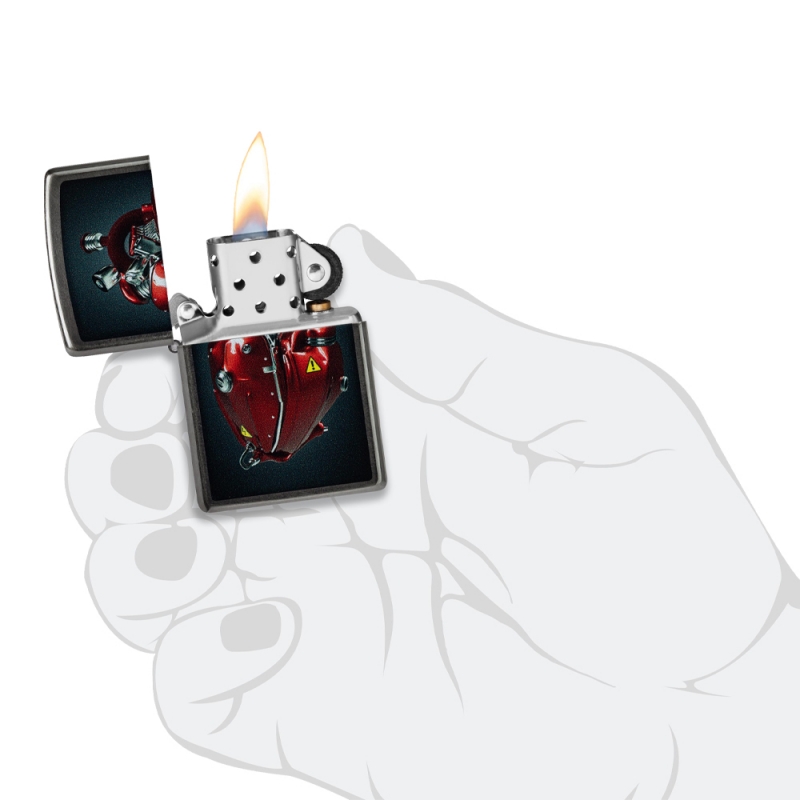 czarna zapalniczka benzynowa Zippo trzymana w dłoni