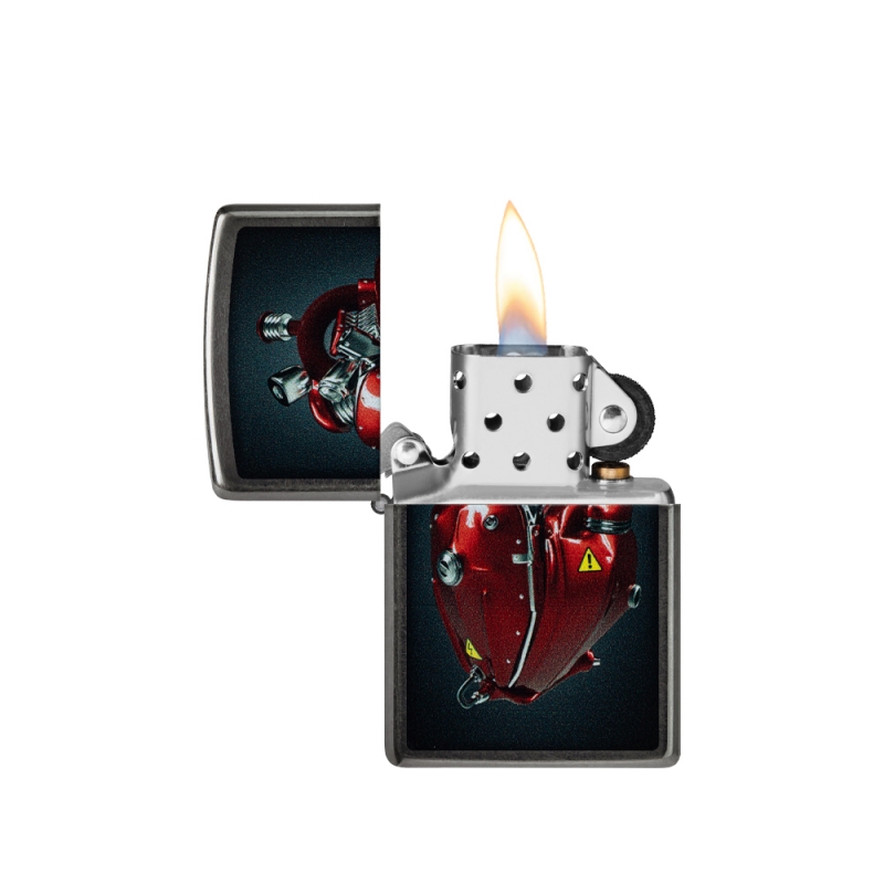 odpalona zapalniczka Zippo z ilustracją serca połączonego z silnikiem