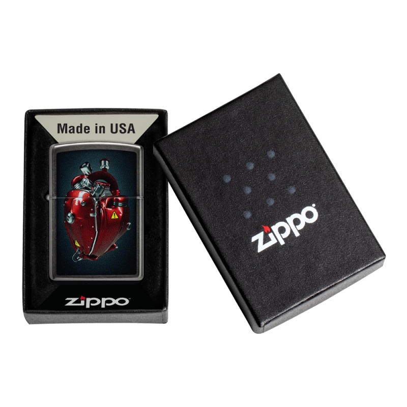 czarne pudełeczko z logo Zippo z zapalniczką w środku