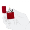 odpalona zapalniczka Zippo trzymana w dłoni odpalona zapalniczka Zippo trzymana w dłoni