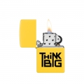 zapalniczka benzynowa Zippo z napisem think big z pokazanym płomieniem zapalniczka benzynowa Zippo z napisem think big z pokazanym płomieniem