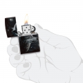 odpalona zapalniczka Zippo z ilustracją wilka na czarnym tle w dłoni odpalona zapalniczka Zippo z ilustracją wilka na czarnym tle w dłoni