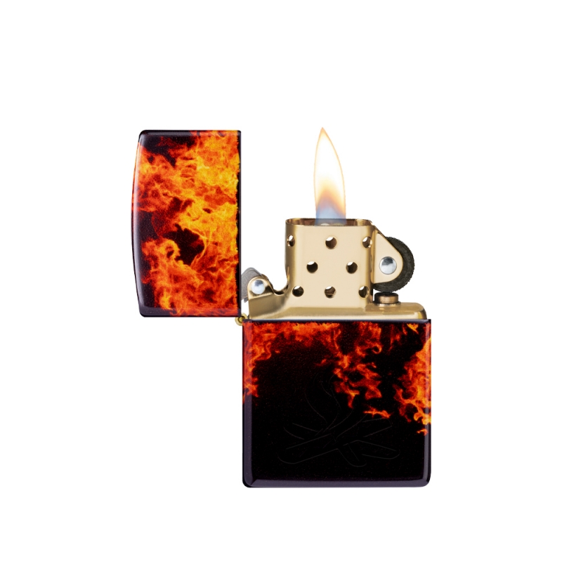odpalona zapalniczka Zippo z ilustracją płomieni na czarnym tle odpalona zapalniczka Zippo z ilustracją płomieni na czarnym tle